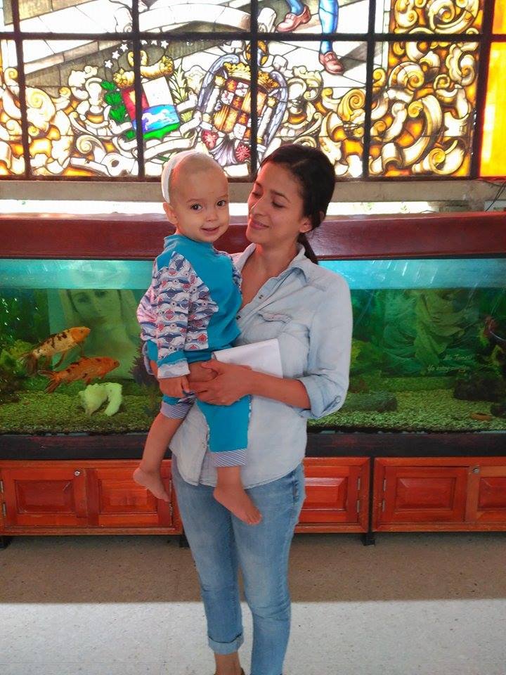 Simón de bebé con su mamá