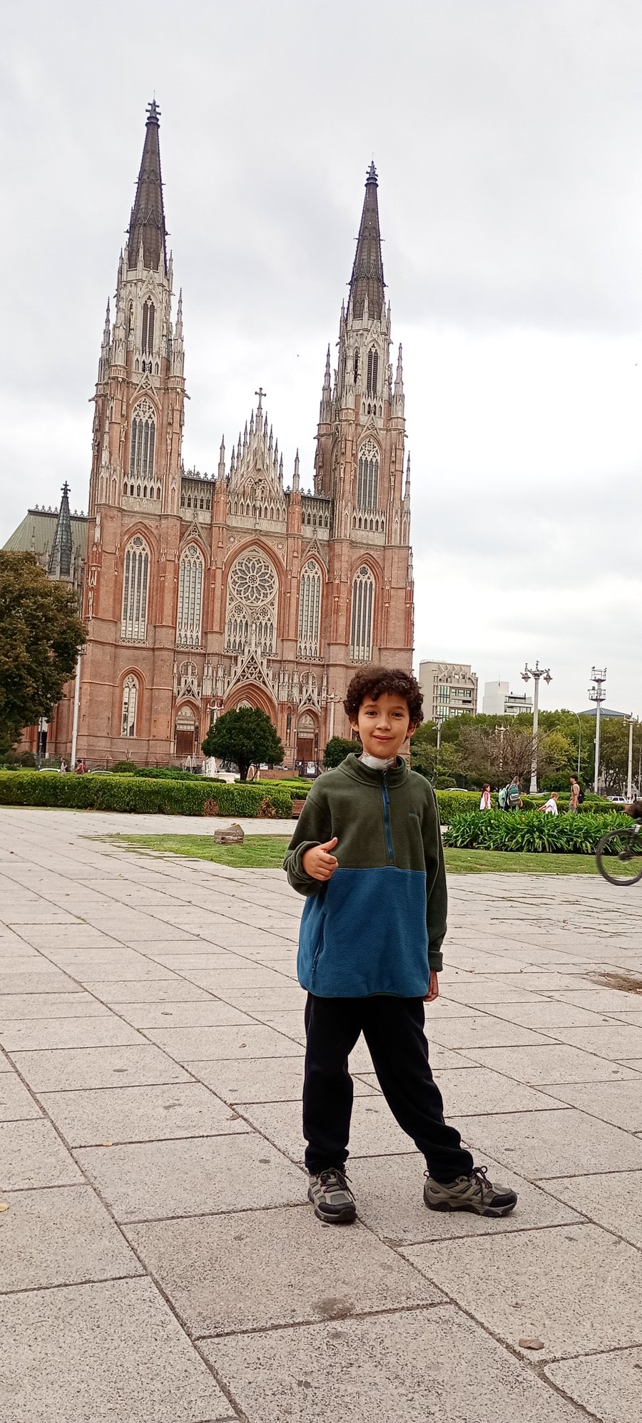 Simón frente a la Catedral de La Plata