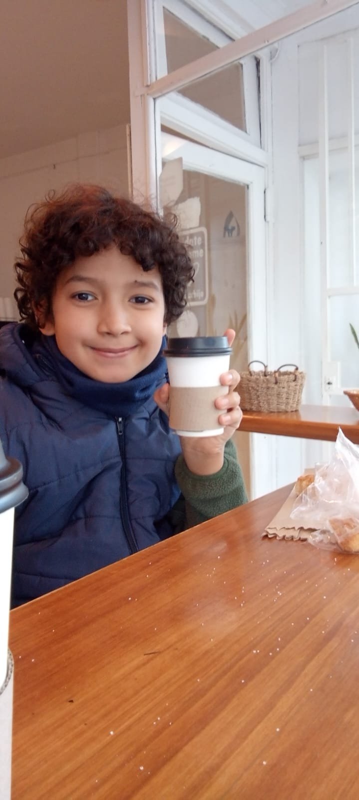 Simón disfrutando un café