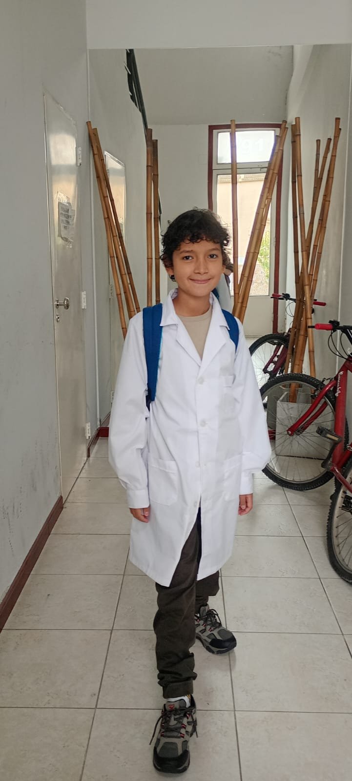 Simón yendo a la escuela