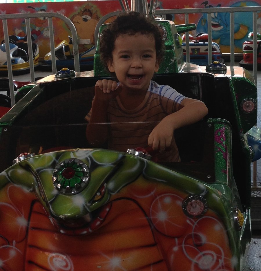 Simón sonriendo de pequeño