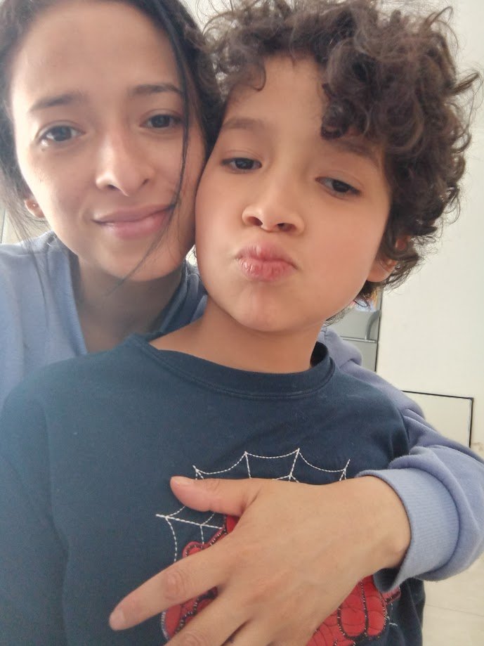 Simón con su mamá